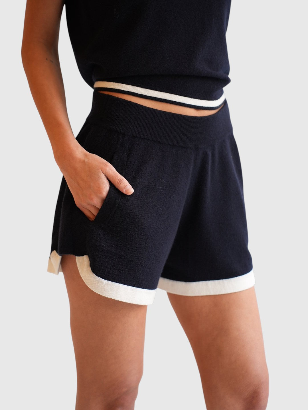 Detail der Allude Shorts Navy Cashmere im getragenen Styling
