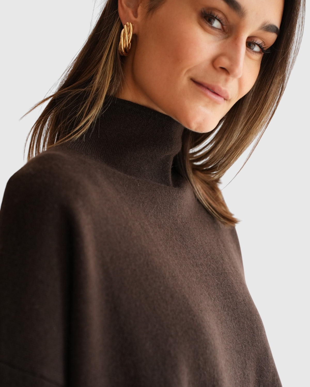 Allude Oversize-Pullover mit Stehkragen in Braun – Kragendetail am Model