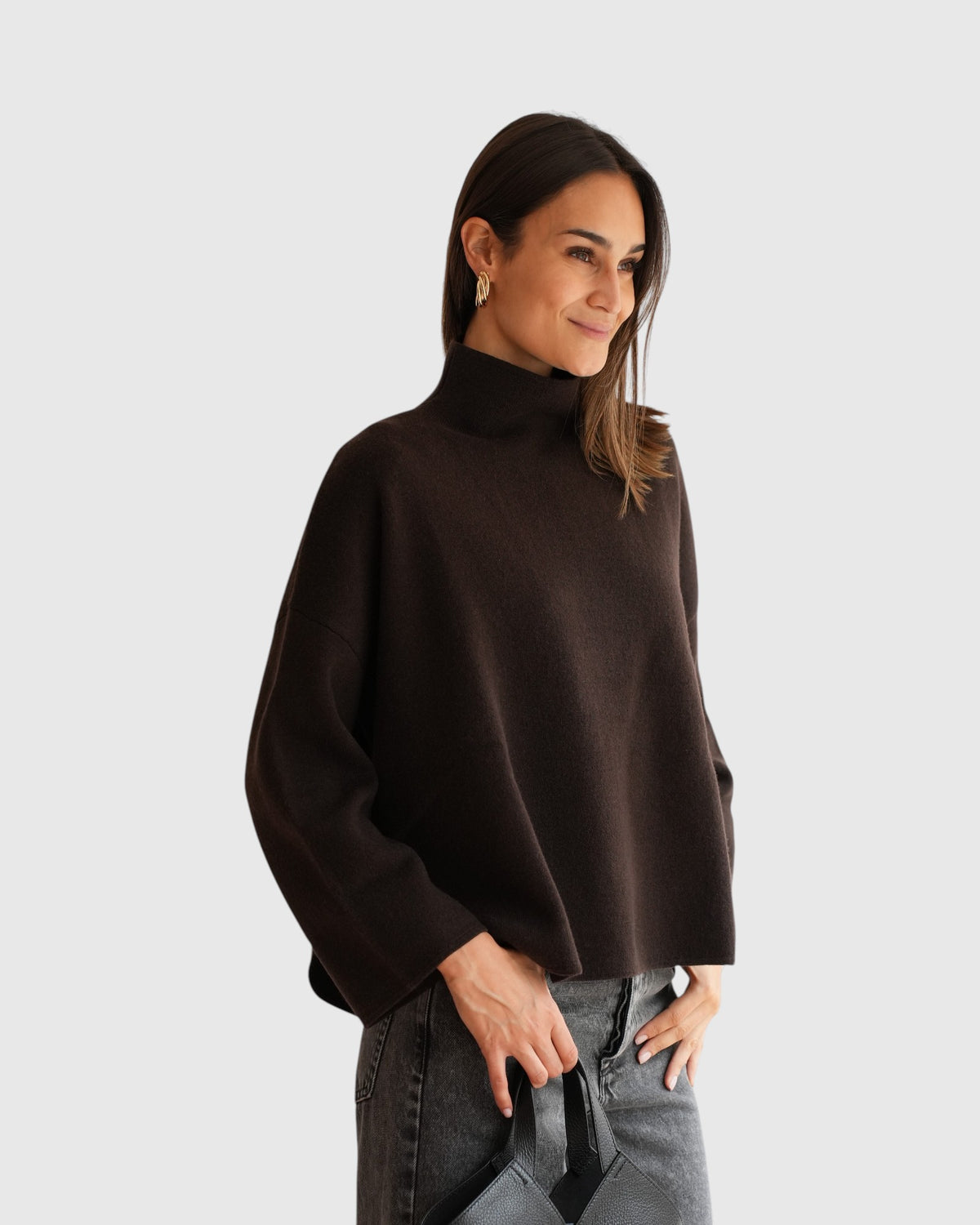 Allude Oversize-Pullover mit Stehkragen in Braun – Detailansicht vorne am Model