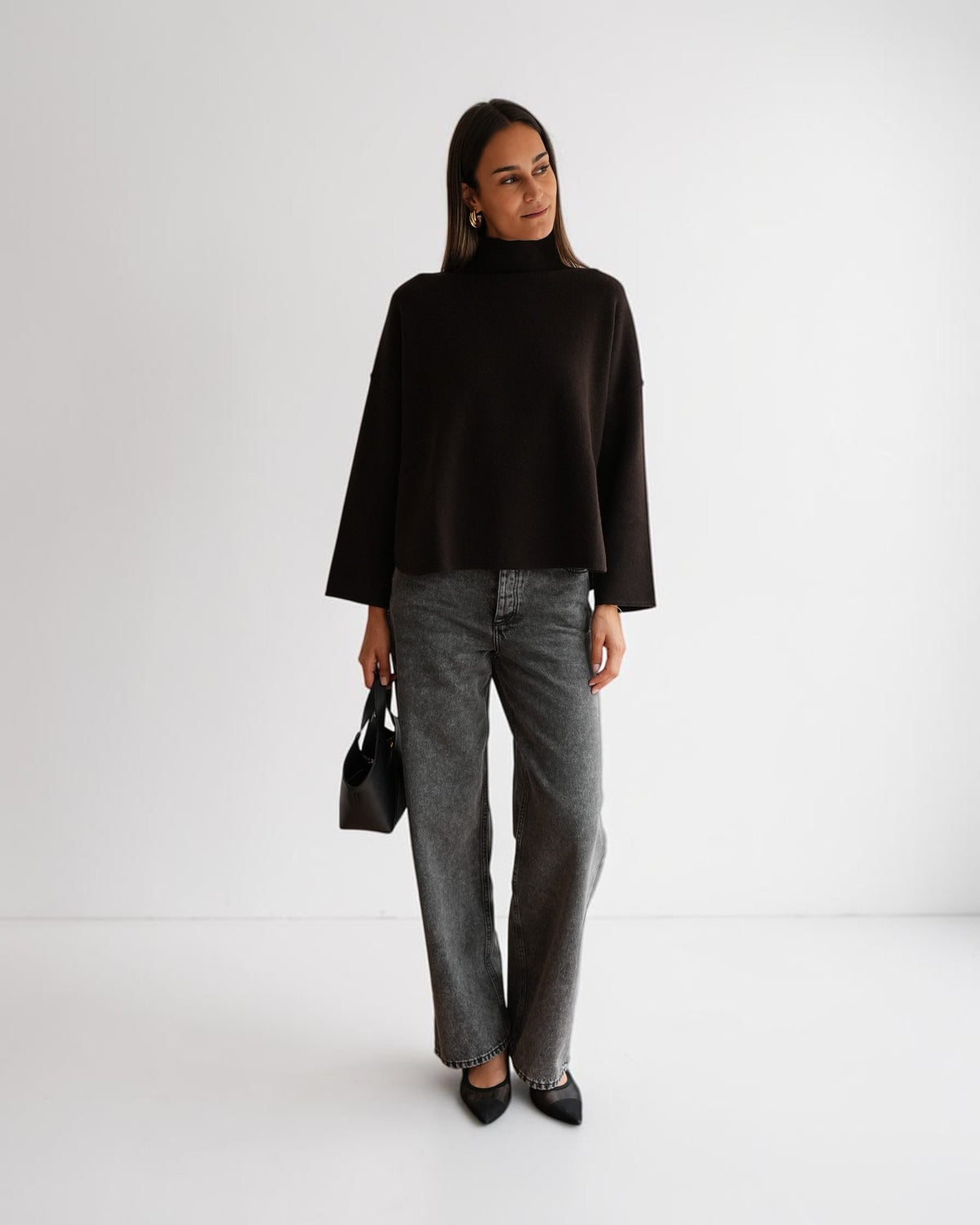 Allude Oversize-Pullover mit Stehkragen in Braun – Frontansicht am Model