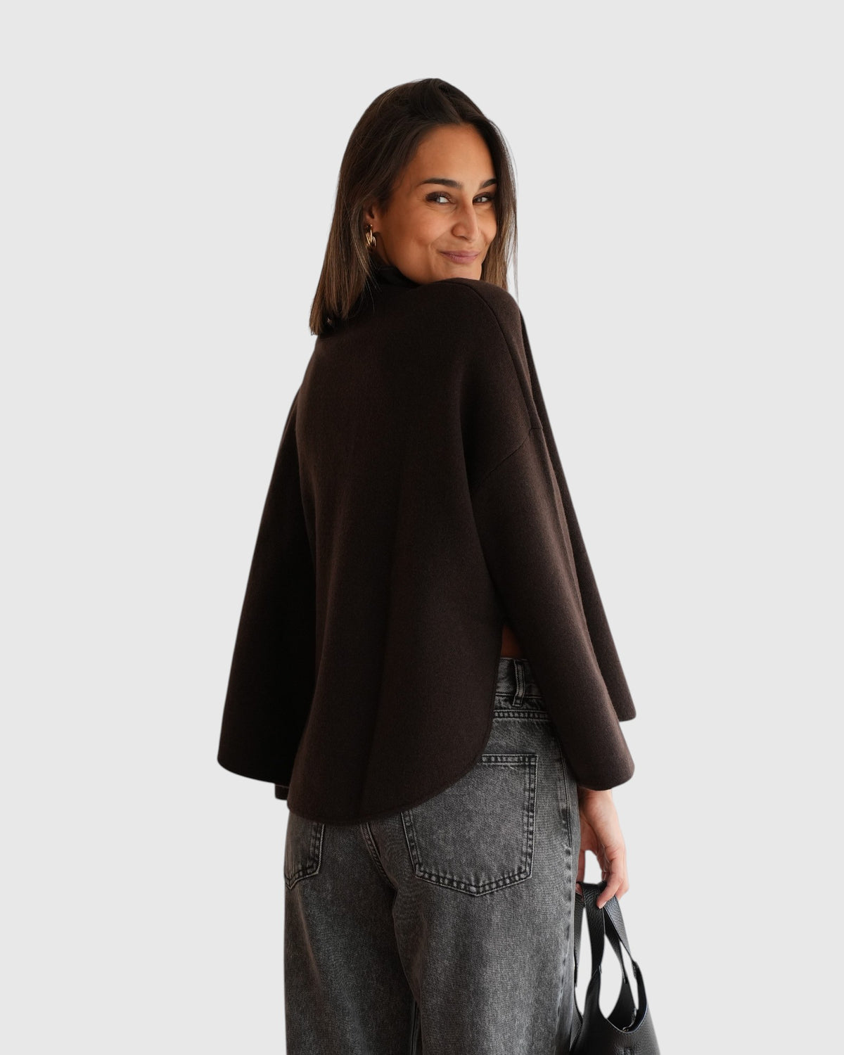 Allude Oversize-Pullover mit Stehkragen in Braun – Schulterdetail am Model