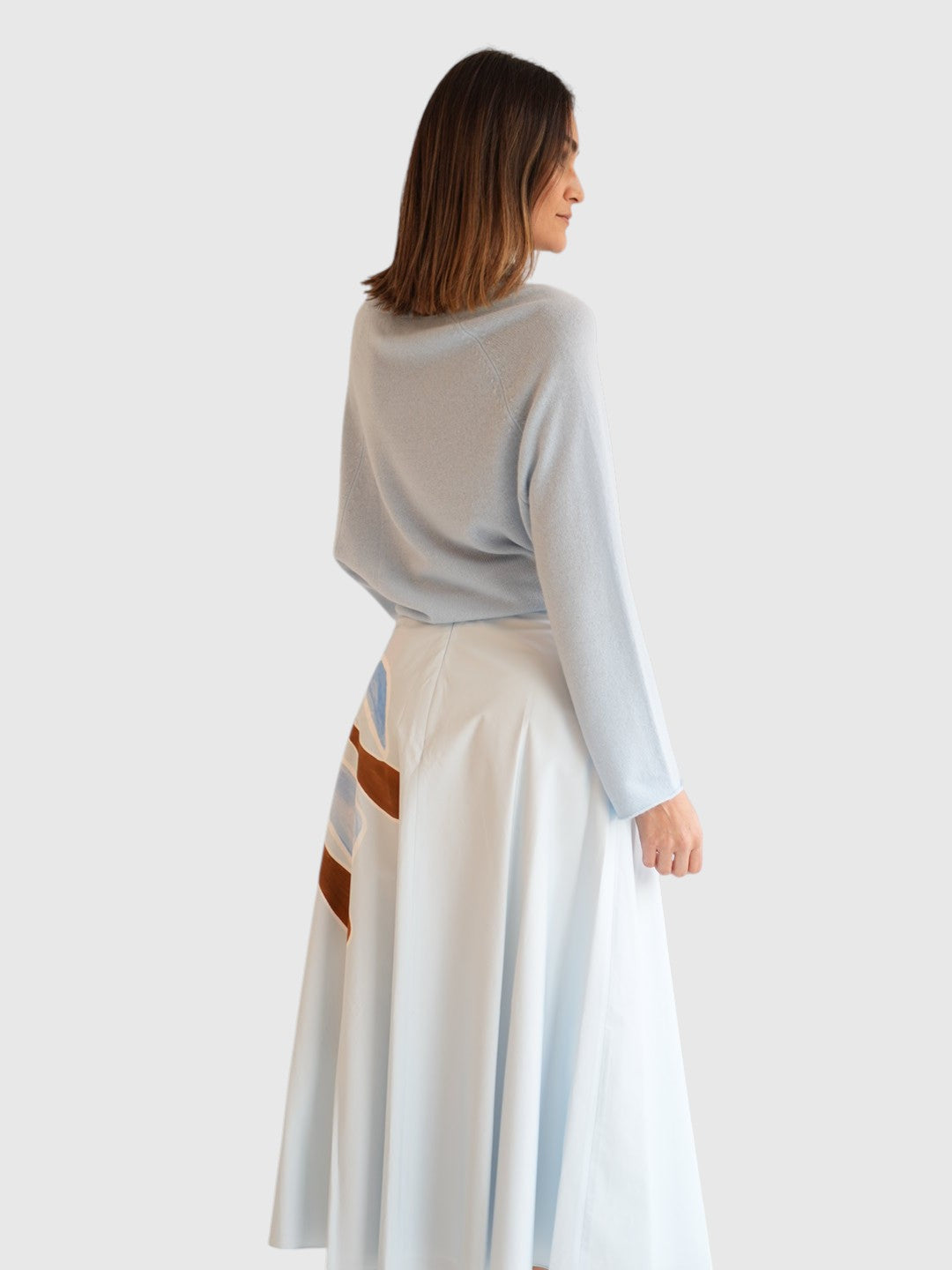 Dorothee Schumacher Rock Blau mit Print am Model hinten