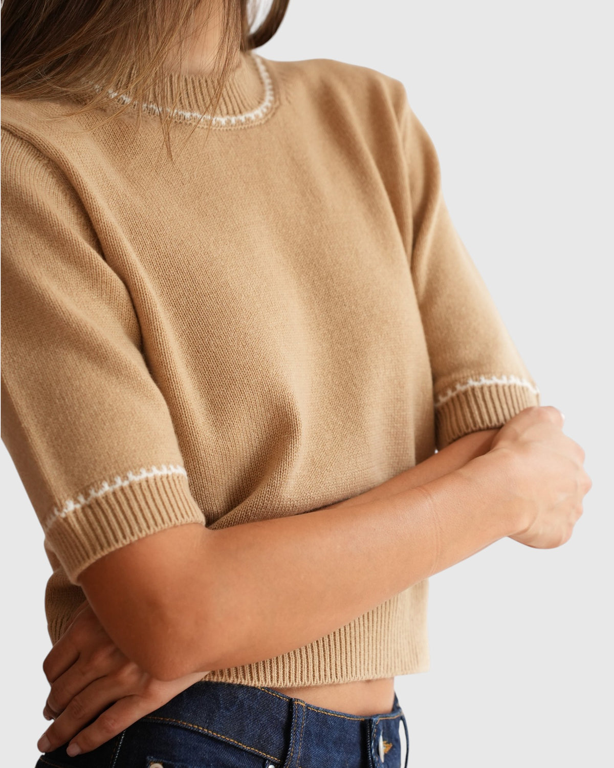 Materialdetail des Allude Kurzarm-Pullovers in Camel Weiß