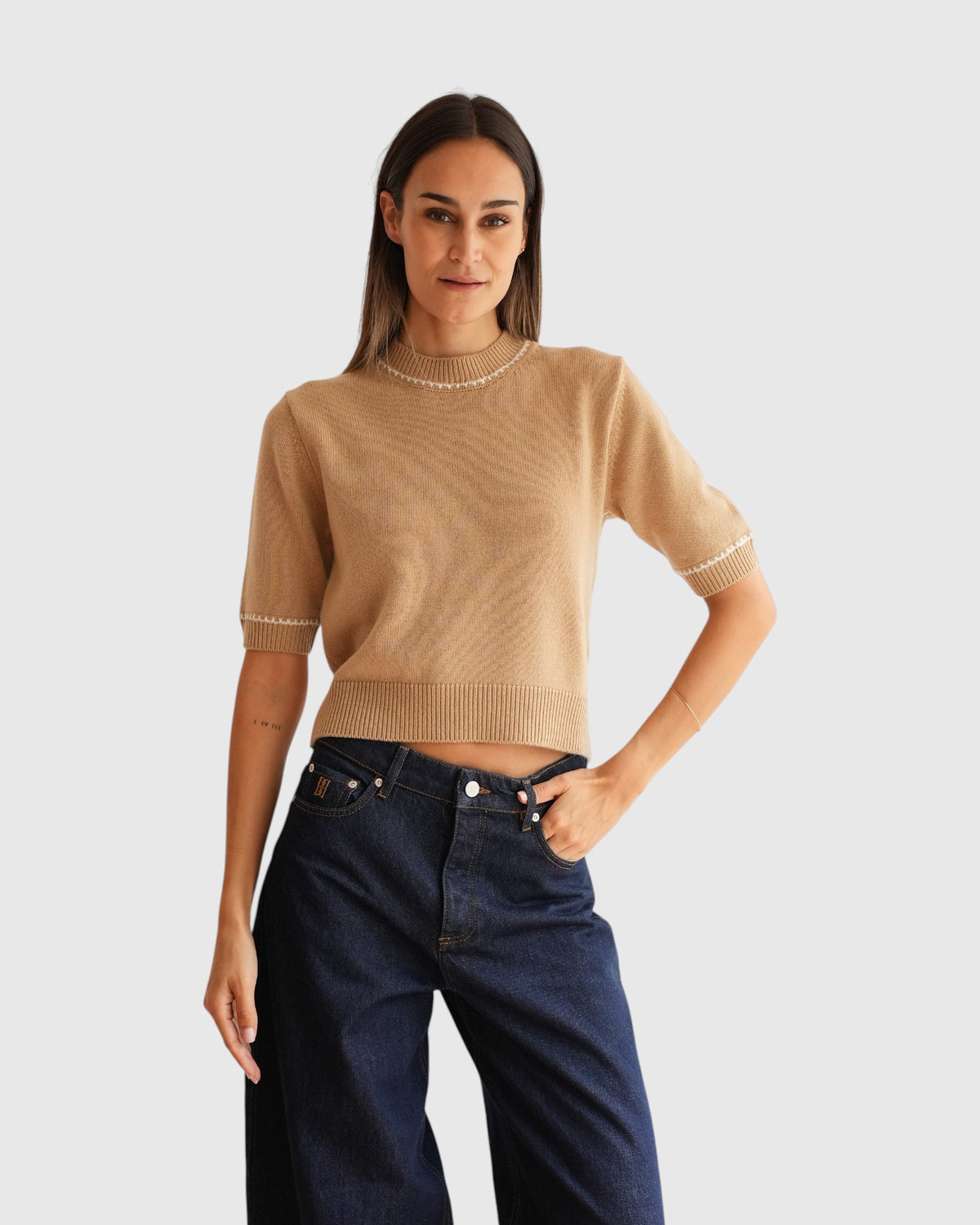 Allude Kurzarm-Pullover in Camel Weiß – Detailansicht vorne am Model