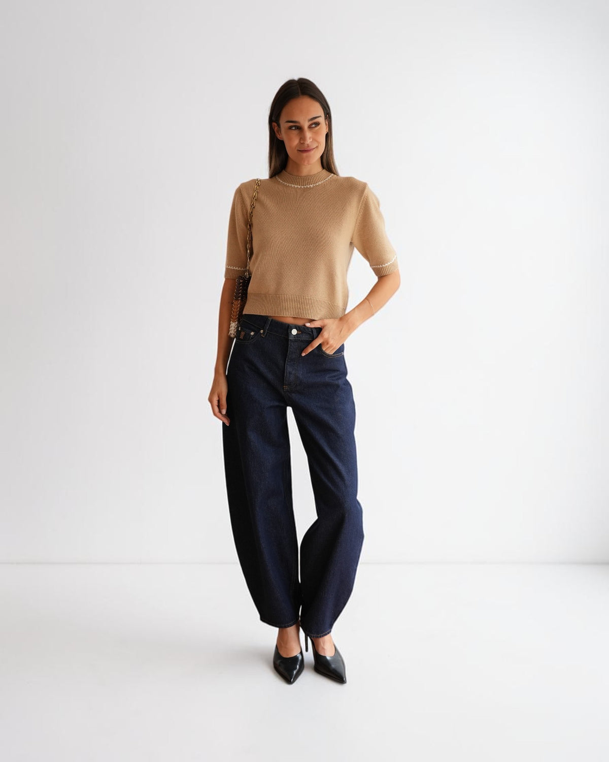 Allude Kurzarm-Pullover in Camel Weiß – Frontansicht am Model