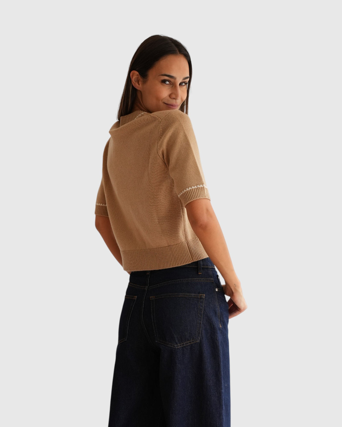 Allude Kurzarm-Pullover in Camel Weiß – Schulterdetail am Model
