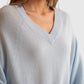 Allude Cashmerepullover mit V-Ausschnitt Hellblau von vorne getragen