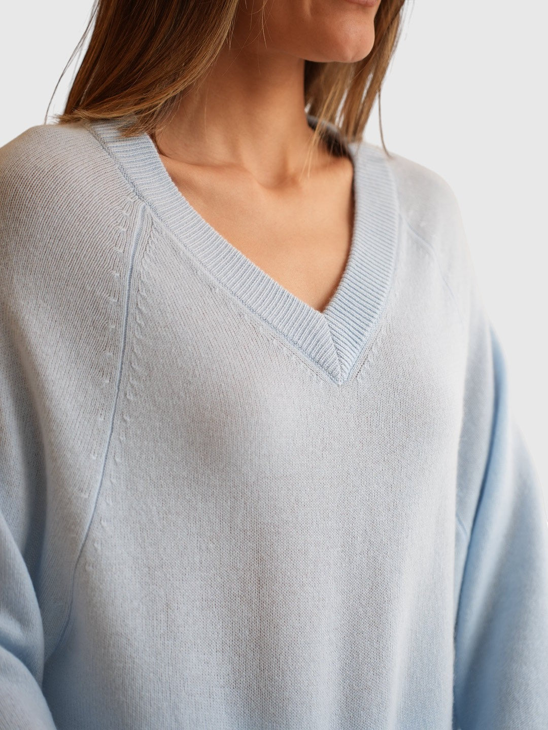 Allude Cashmerepullover mit V-Ausschnitt Hellblau von vorne getragen