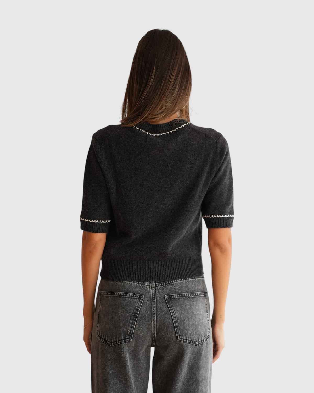 Allude Kurzarm-Pullover in Grau Weiß – Rückansicht am Model