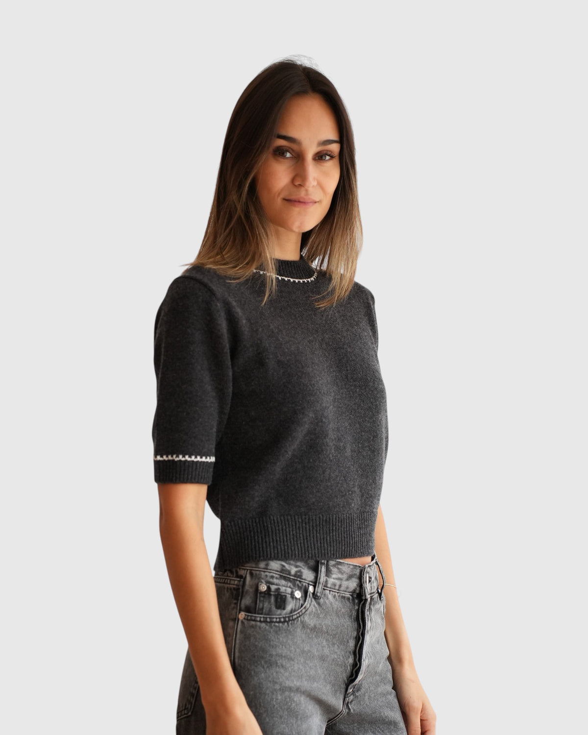 Allude Kurzarm-Pullover in Grau Weiß – Detailansicht vorne am Model