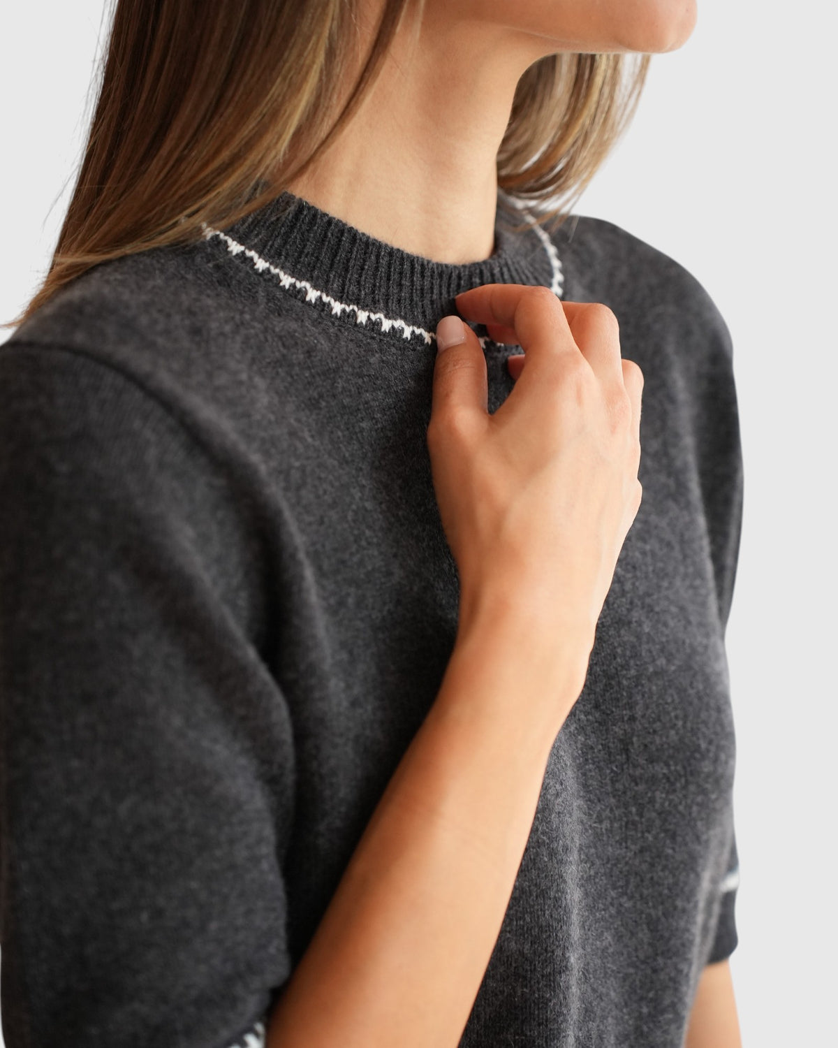 Materialdetail des Allude Kurzarm-Pullovers in Grau Weiß