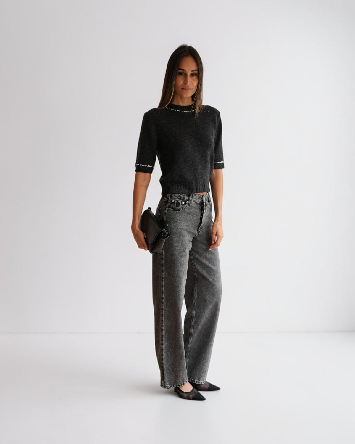 Allude Kurzarm-Pullover in Grau Weiß – Frontansicht am Model