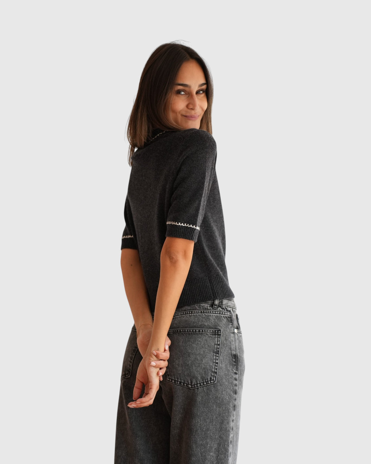 Allude Kurzarm-Pullover in Grau Weiß – Schulterdetail am Model