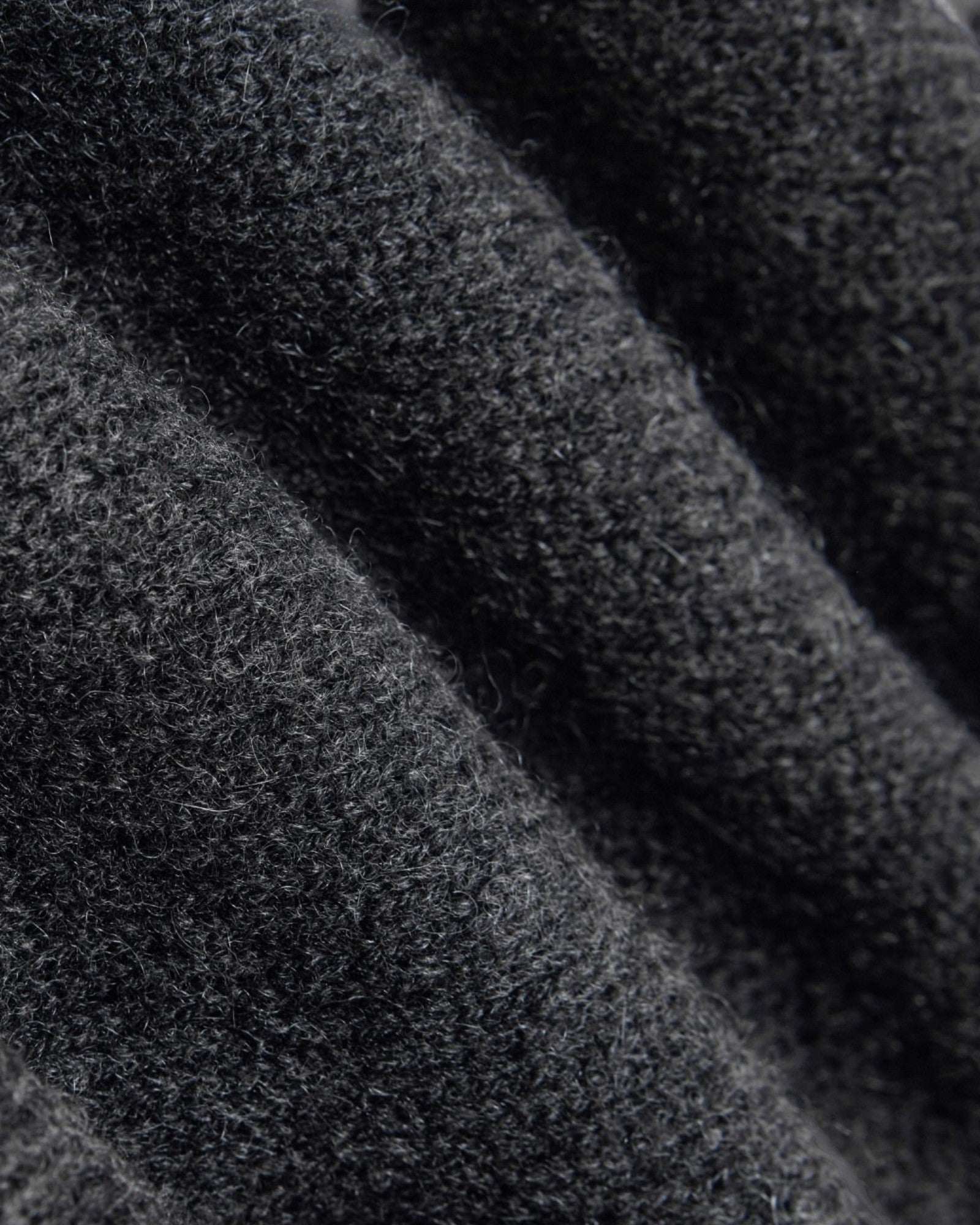 Detail des Allude Kurzarm-Pullovers mit Cashmere-Wollstruktur