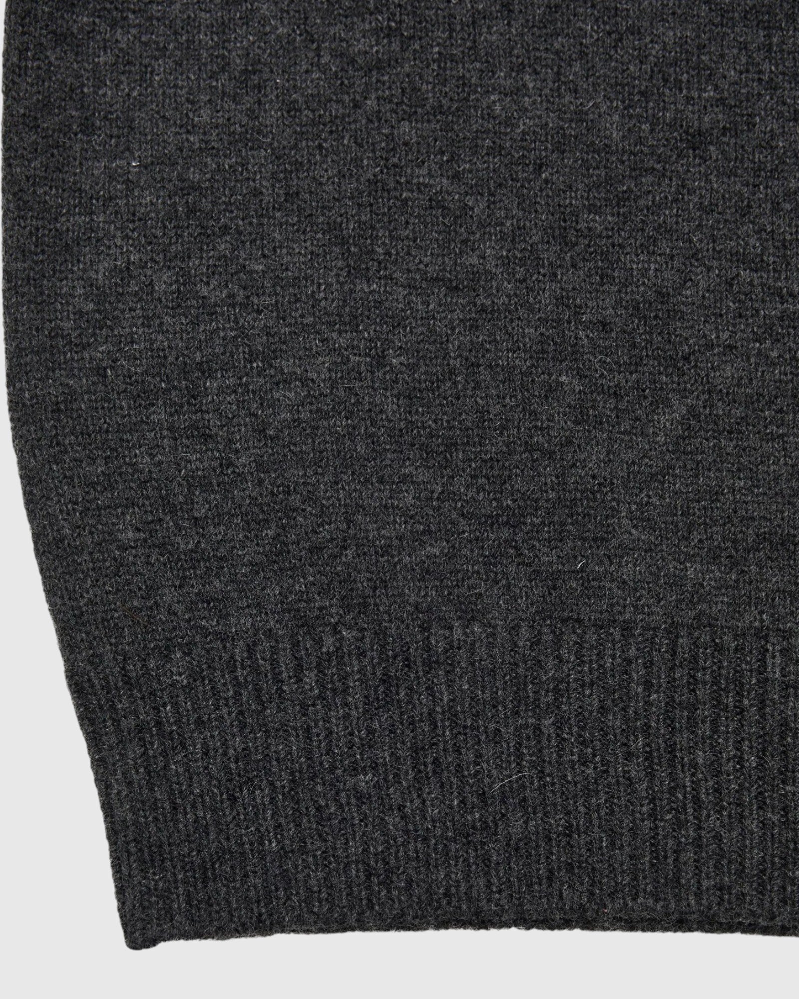 Detail des Allude Kurzarm-Pullovers mit kontrastierendem Rippstrick