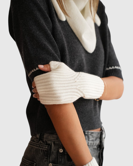 Seitenansicht der Allude Cashmere-Stulpen in Wollweiß am Model mit Dreieckstuch