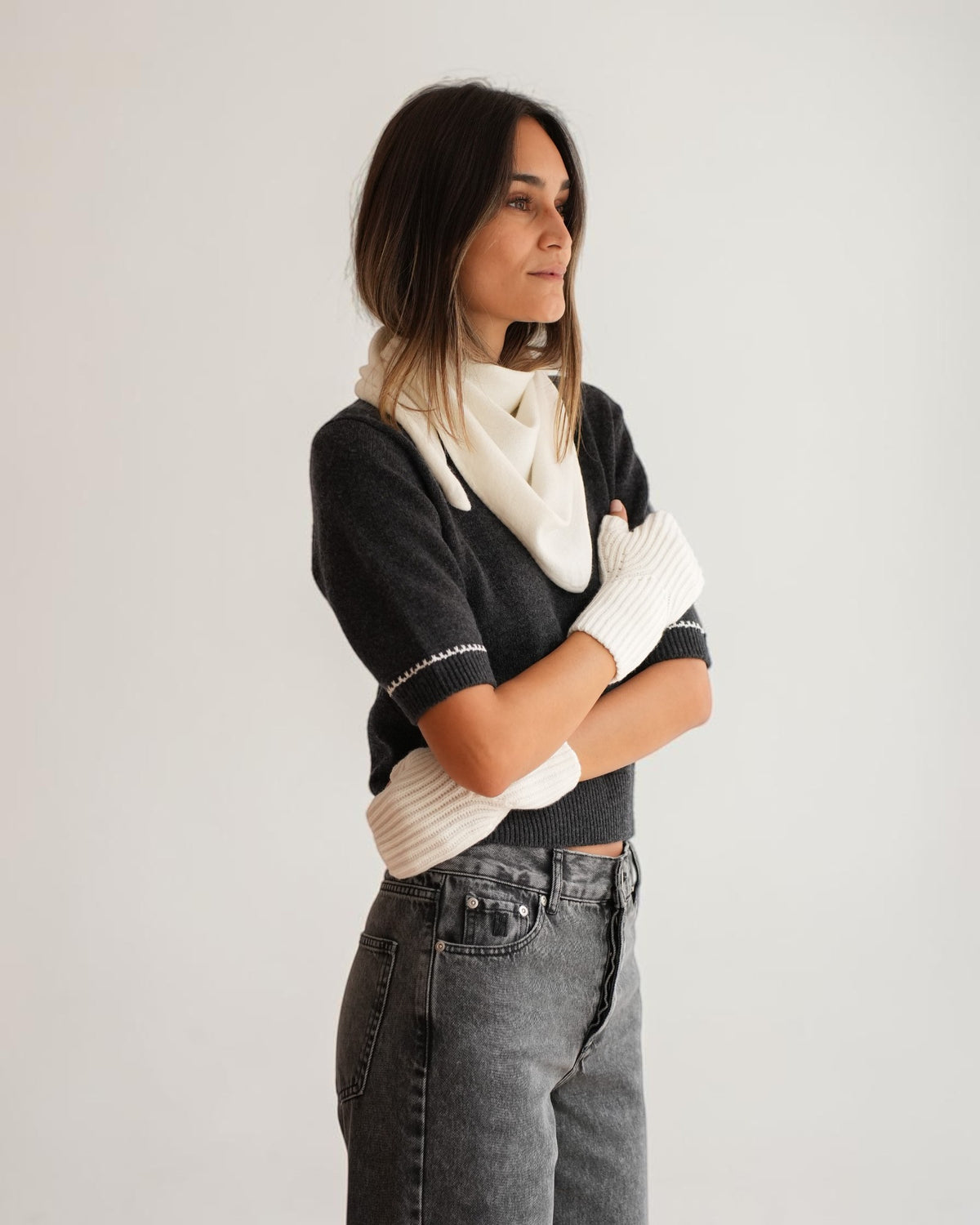 Allude Cashmere-Stulpen und Dreieckstuch in Wollweiß in Seitenansicht am Model