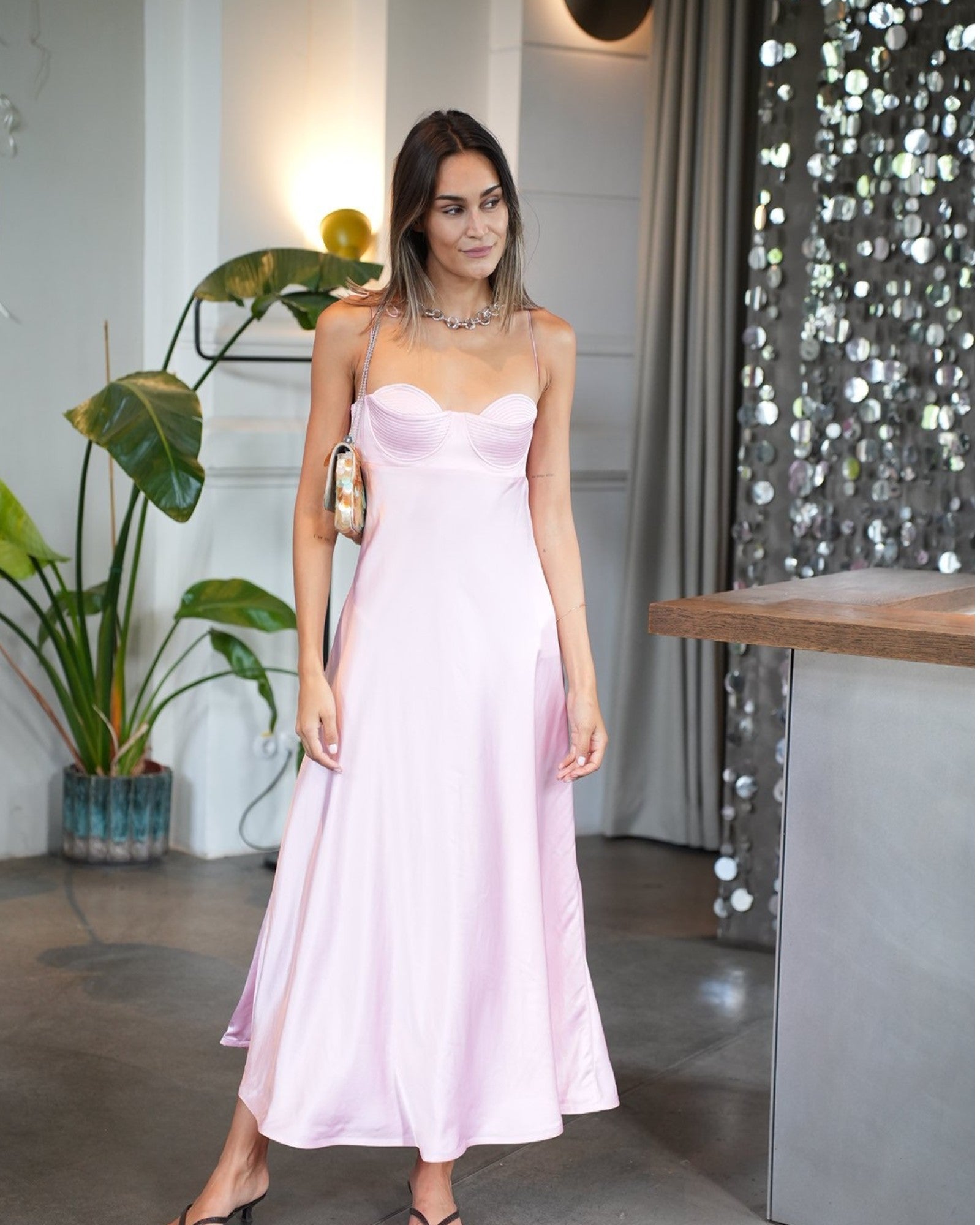 Anna October Kleid mit Cups in Hellrosa im Streetstyle von vorne getragen