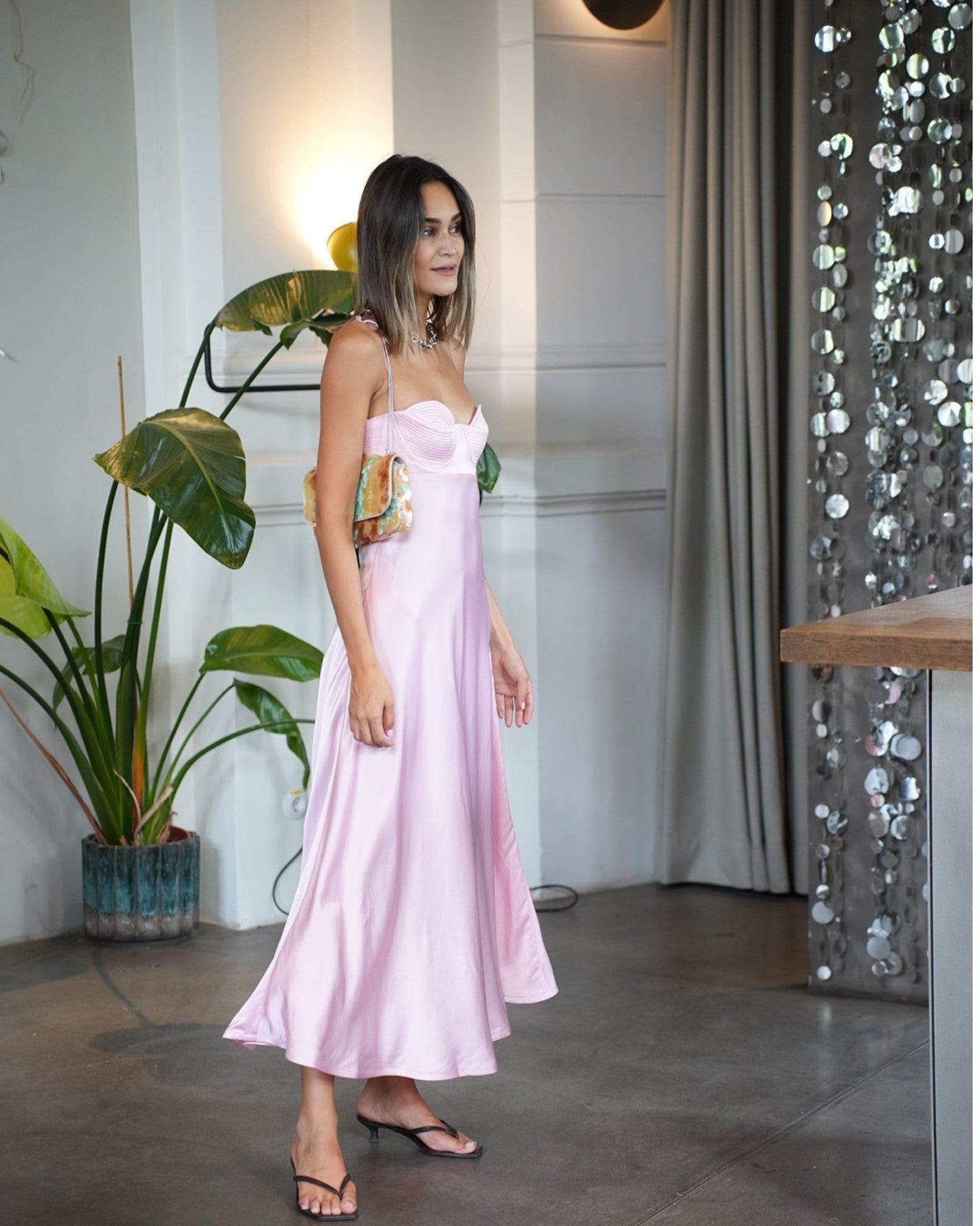 Anna October Kleid mit Cups in Hellrosa seitlich getragen