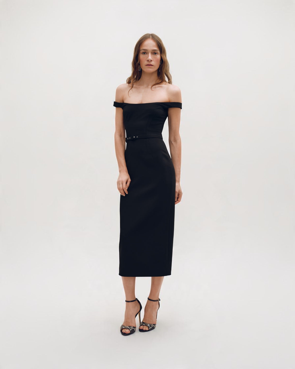 Schulterfreies Midikleid von Anna October in Schwarz mit Gürtel, am Model von vorne