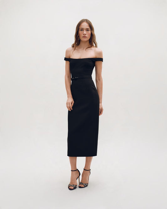 Schulterfreies Midikleid von Anna October in Schwarz mit Gürtel, am Model von vorne