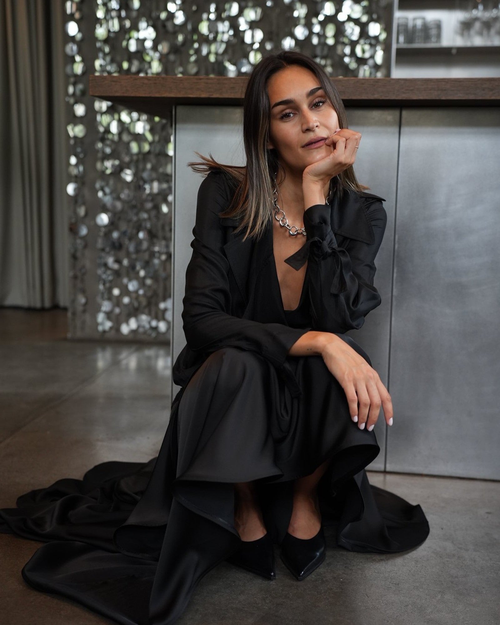 Anna October Haniya Rock Schwarz im Streetstyle sitzend getragen