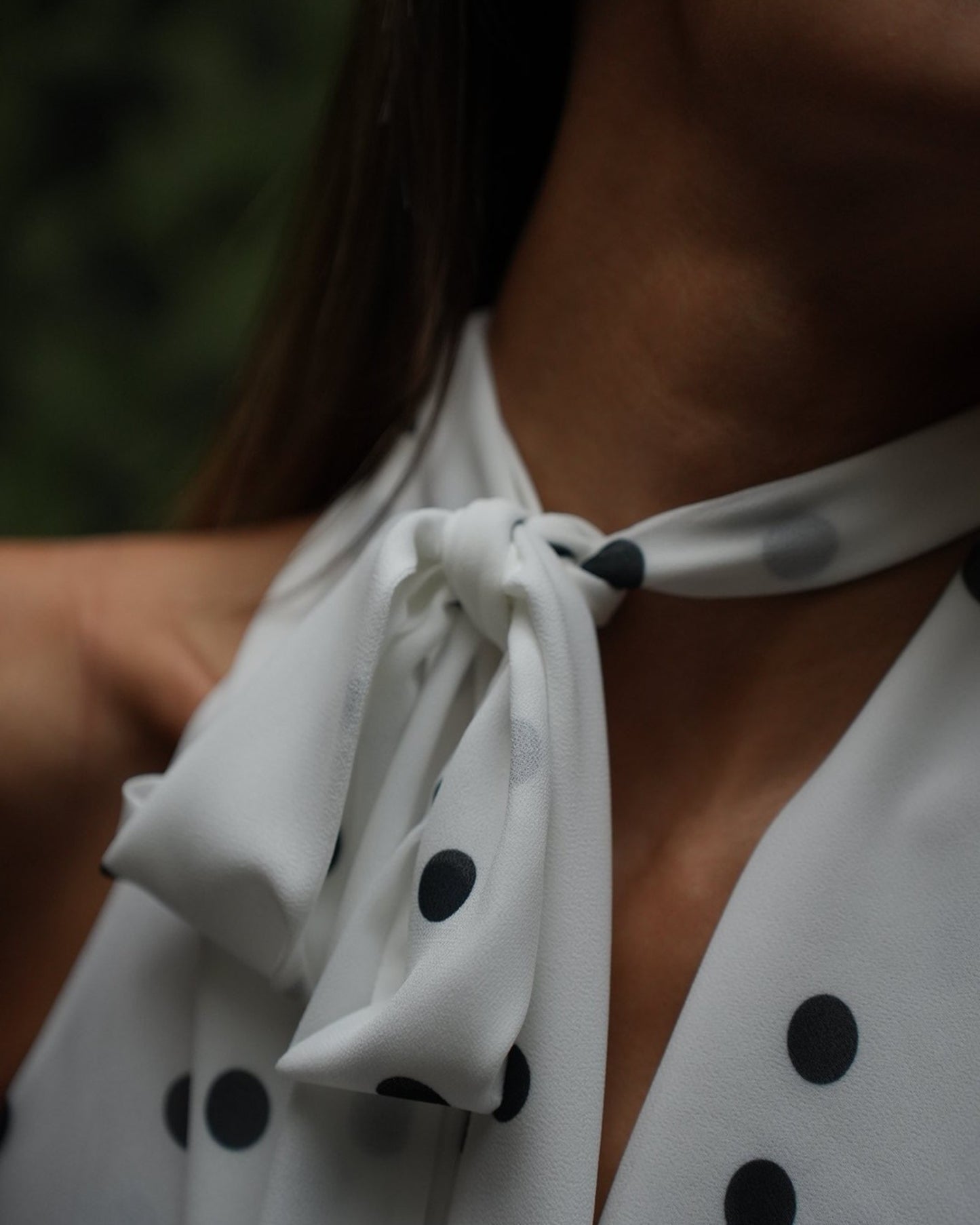 Detail des Anna October Agnes Tops mit Neckholder-Bindung