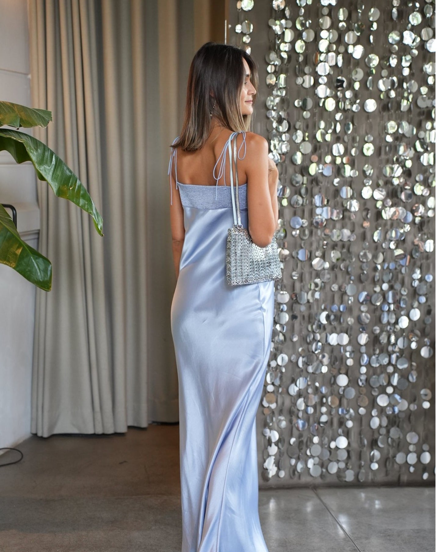 Anna October Tulip Maxikleid Hellblau im Streetstyle von hinten getragen