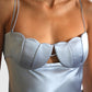 Detail des Anna October Tulip Kleids in Hellblau mit tiefem Ausschnitt