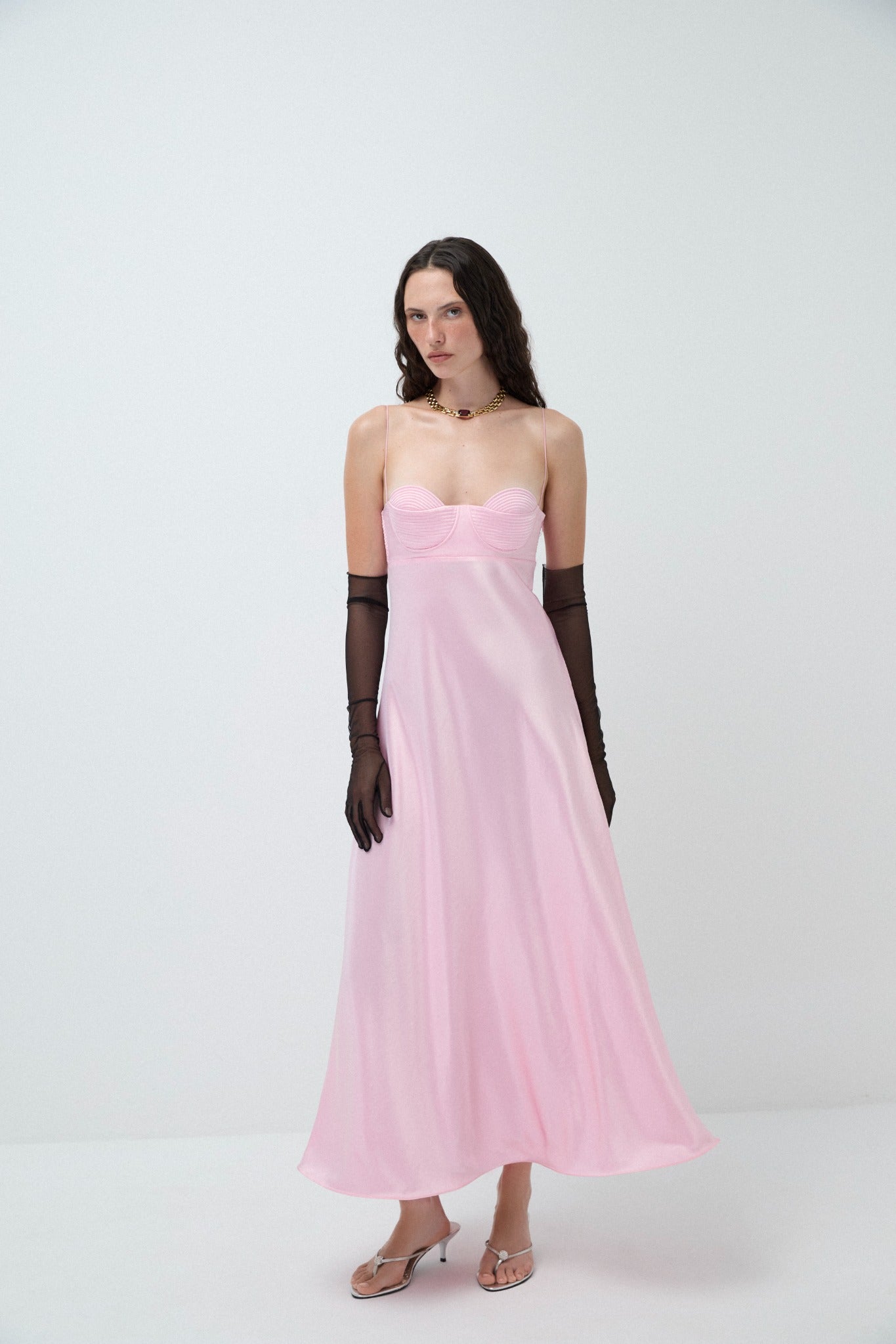 Anna October Tulip Maxi Dress Pink am Model vorne