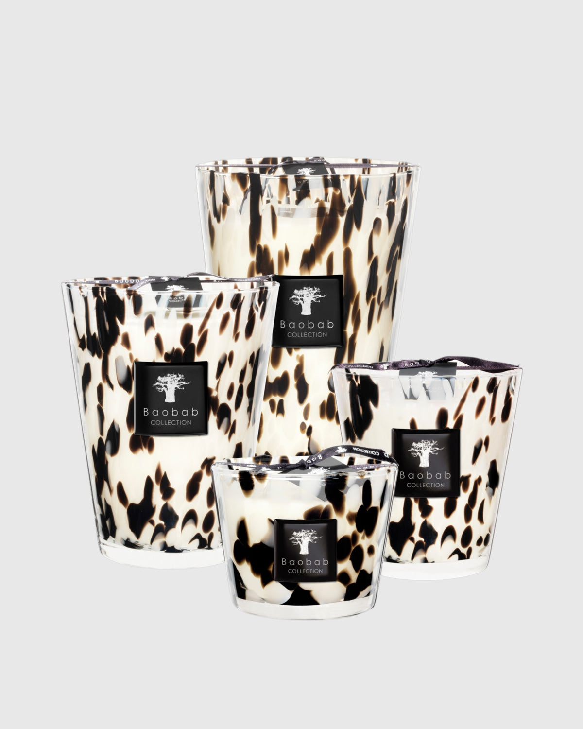 Baobab Collection Black Pearls Duftkerzen im Größenvergleich mit mehreren Formaten