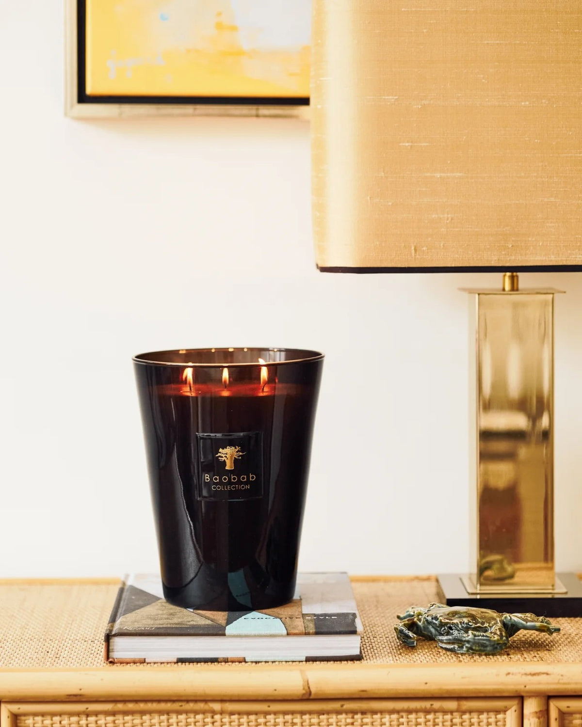 Große Baobab Collection Duftkerze Encre de Chine neben einer goldenen Tischleuchte