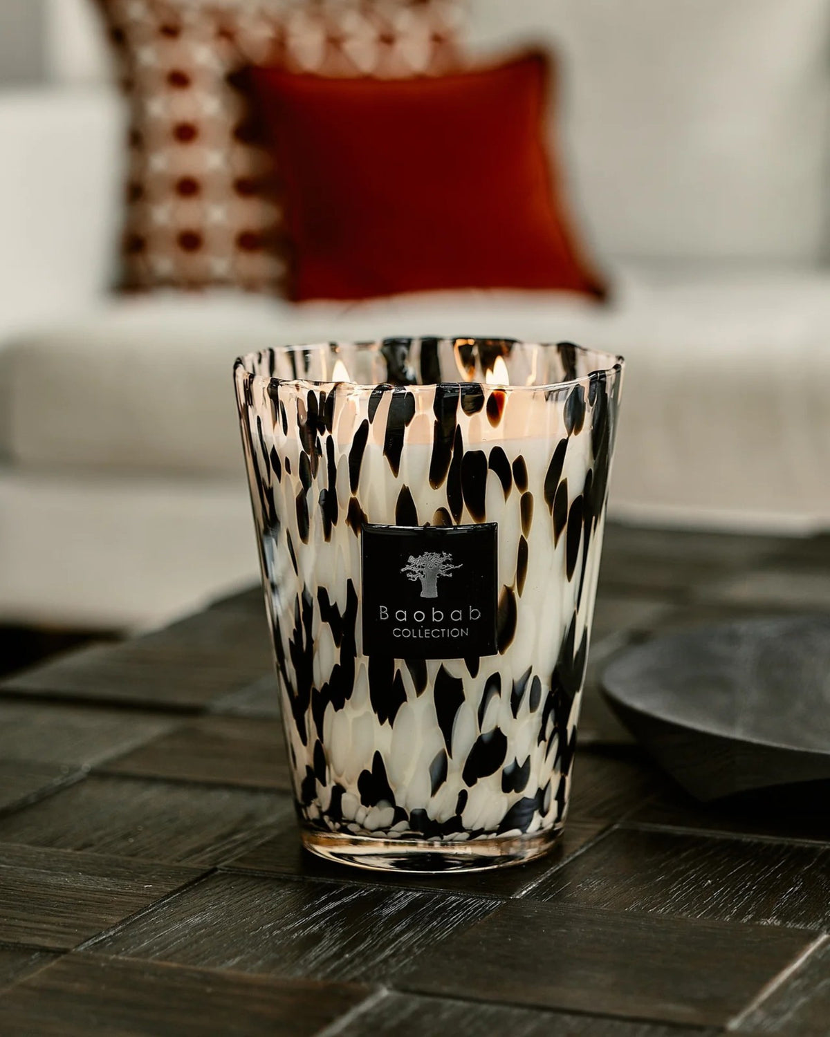 Baobab Collection Duftkerze Pearls Black in Grande Max 24 mit schwarz-weißem Glasdesign