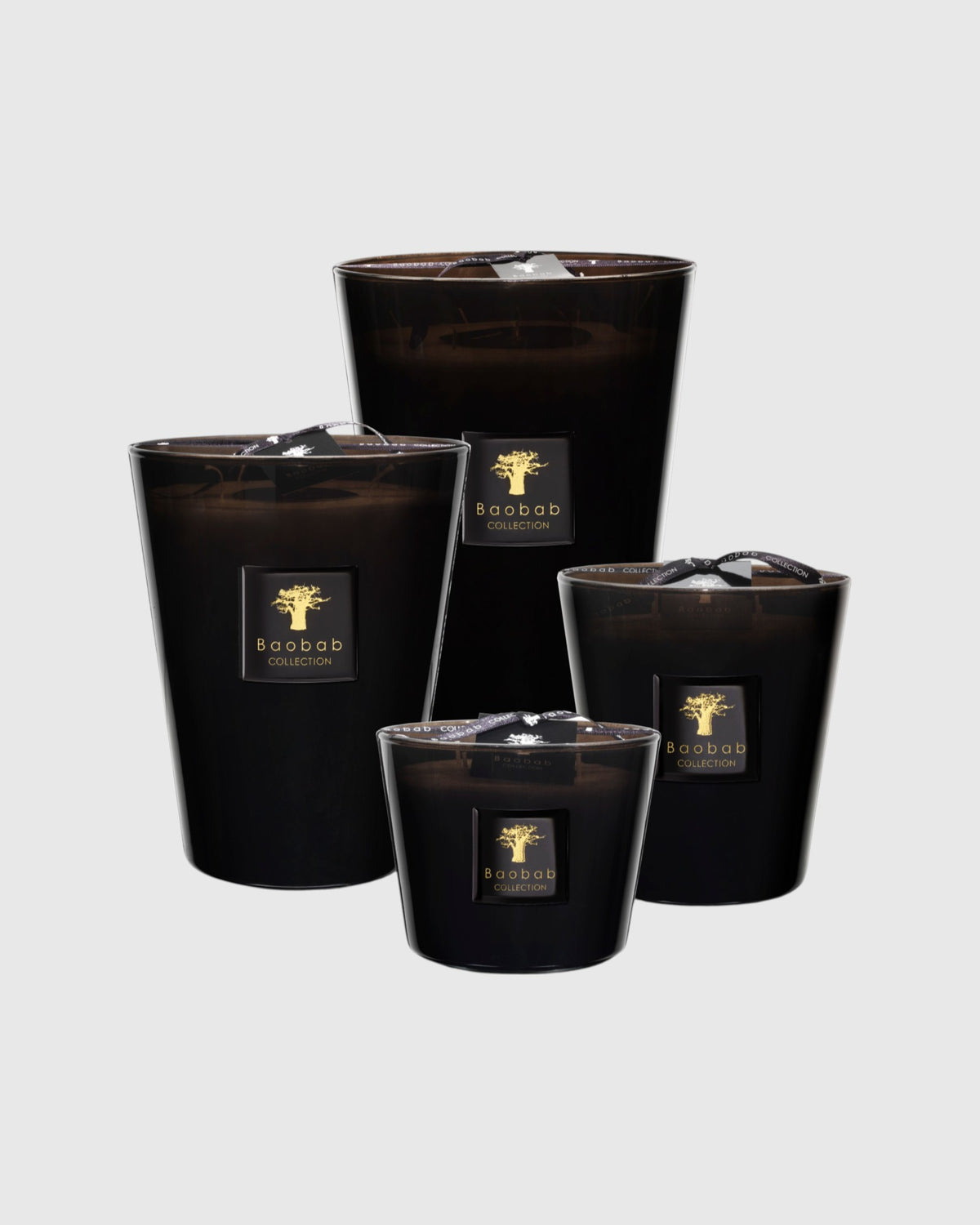 Baobab Collection Encre de Chine Duftkerzen im Größenvergleich mit mehreren Formaten