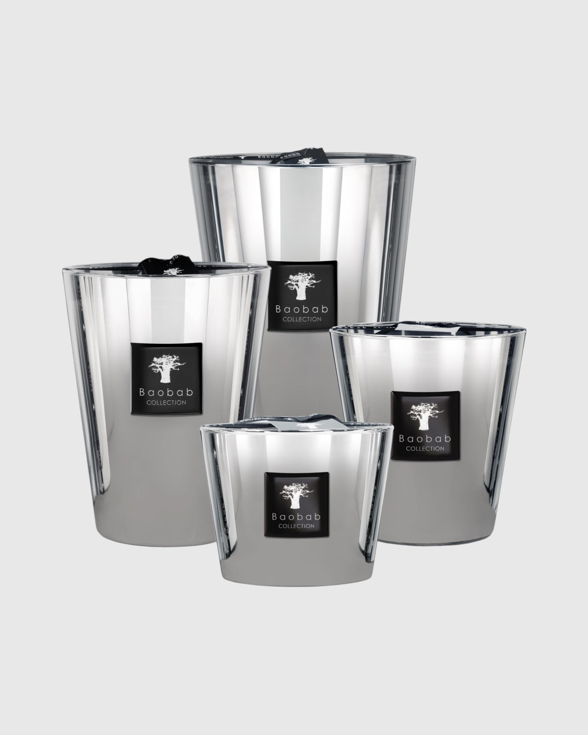 Baobab Collection Platinum Duftkerzen im Größenvergleich mit mehreren Formaten