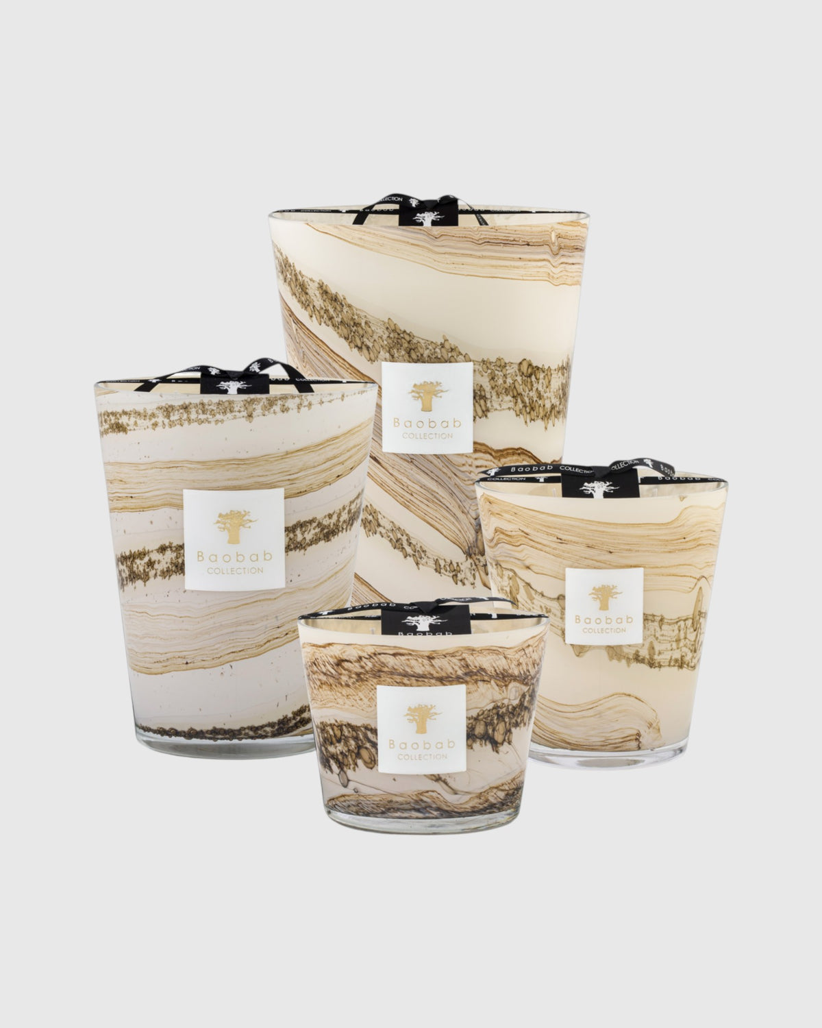 Baobab Collection Sand Siloli Duftkerzen im Größenvergleich mit mehreren Formaten