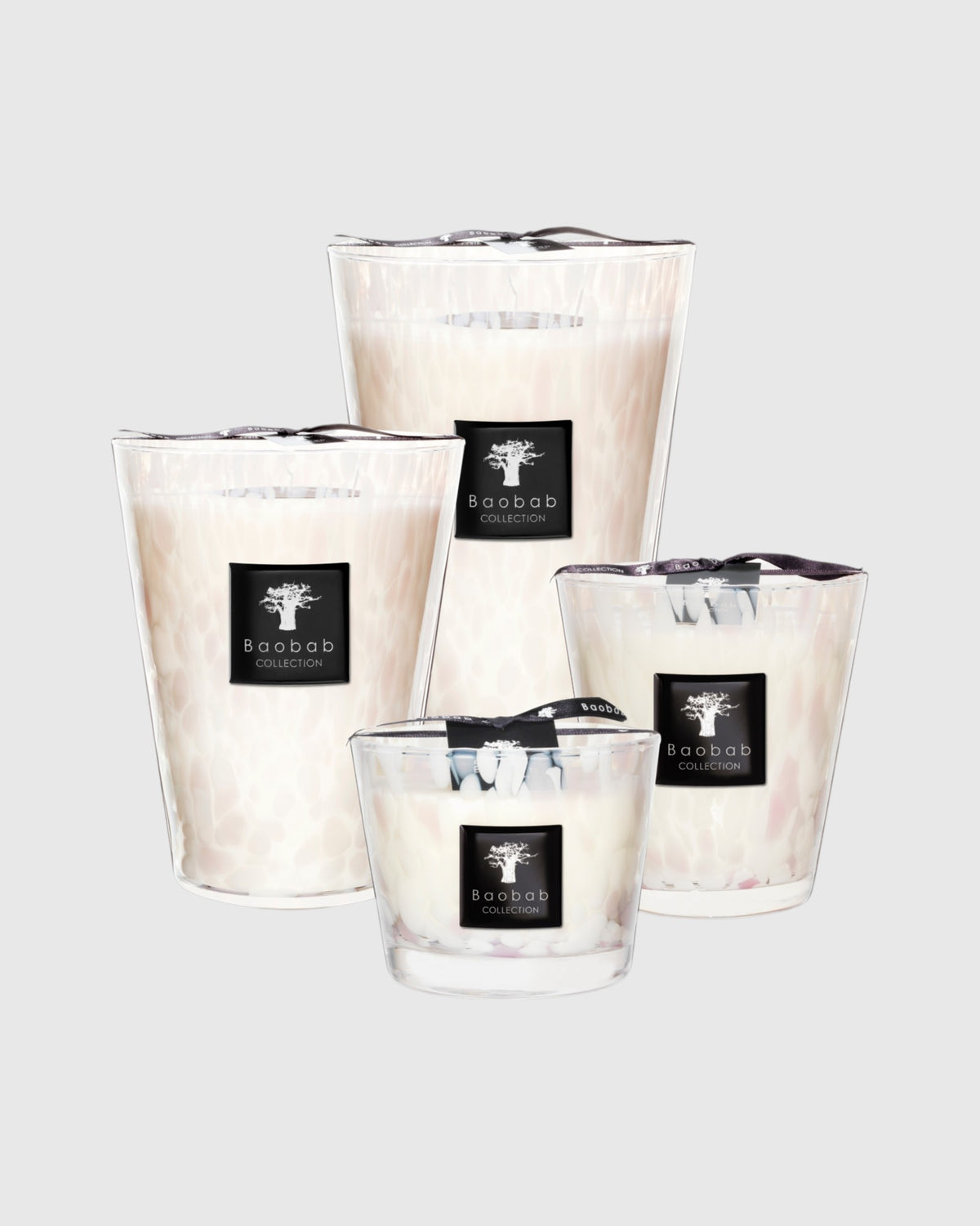 Baobab Collection White Pearls Duftkerzen im Größenvergleich mit mehreren Formaten