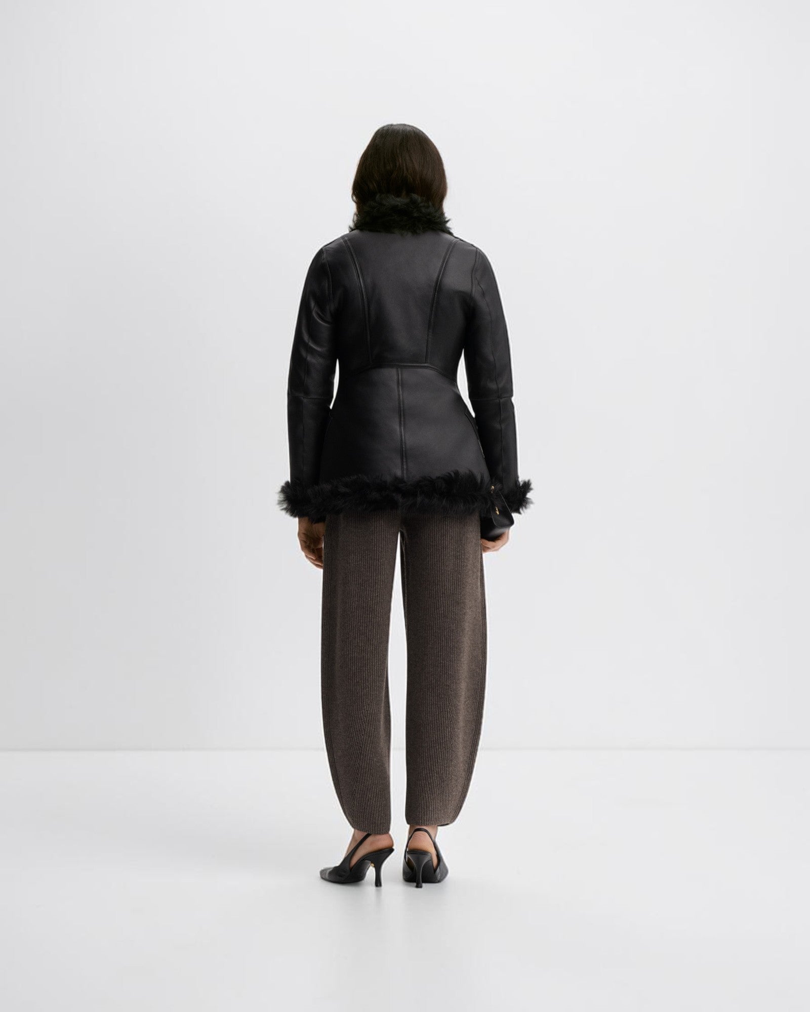 By Malene Birger Adeline Shearling-Jacke in Schwarz von hinten getragen