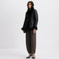 By Malene Birger Adeline Shearling-Jacke in Schwarz seitlich getragen