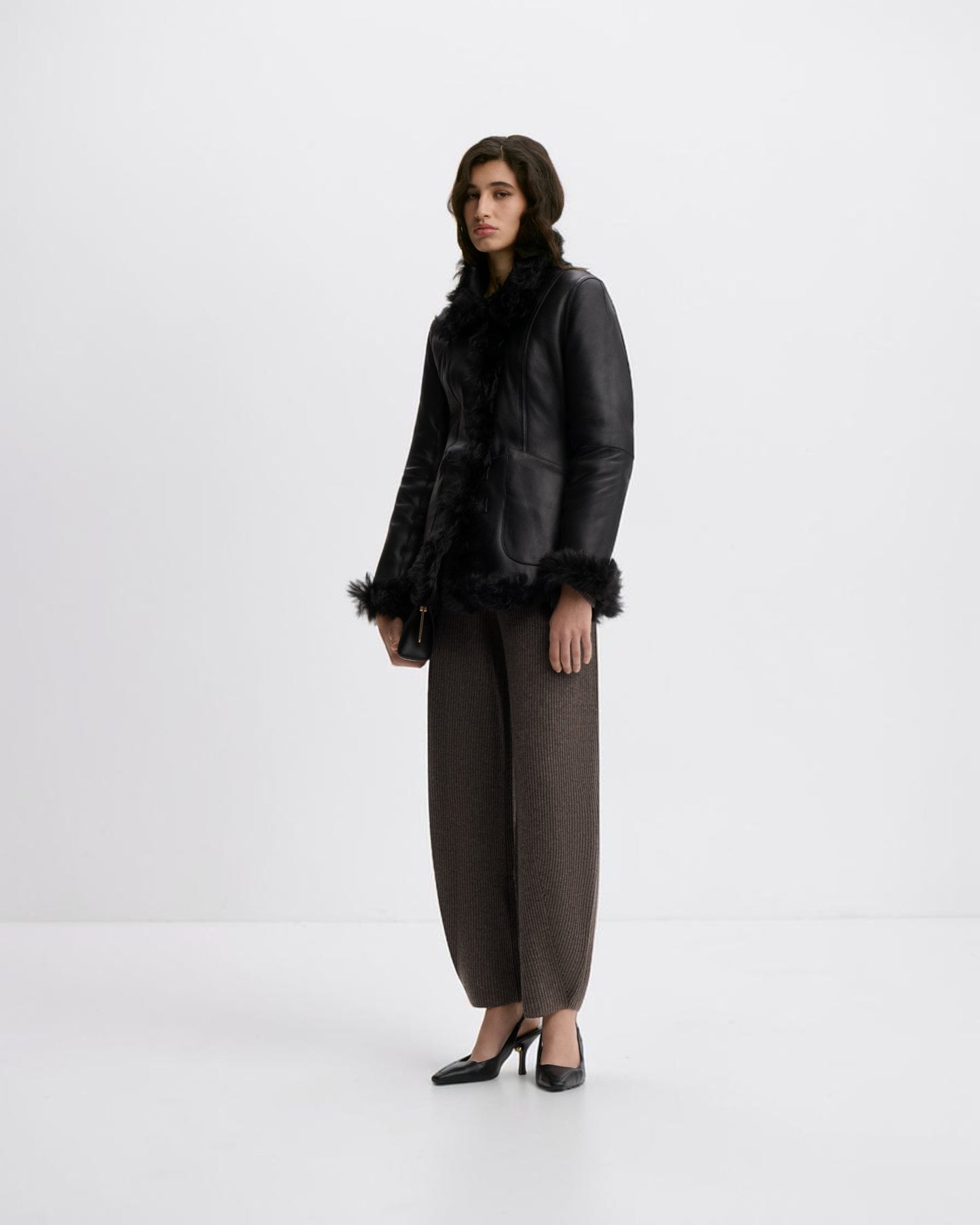 By Malene Birger Adeline Shearling-Jacke in Schwarz seitlich getragen