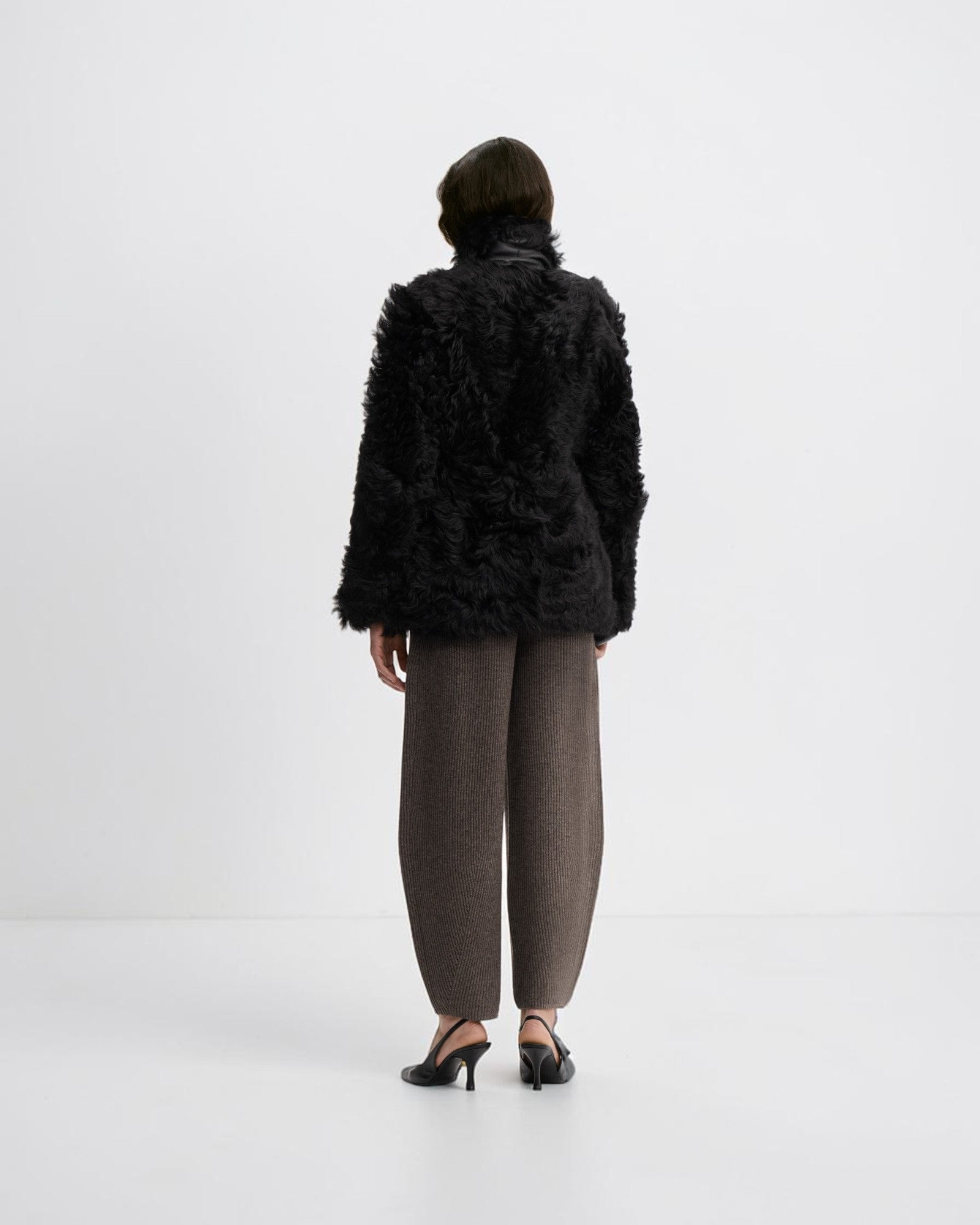 By Malene Birger Adeline Shearling-Jacke mit Shearling-Seite von hinten getragen