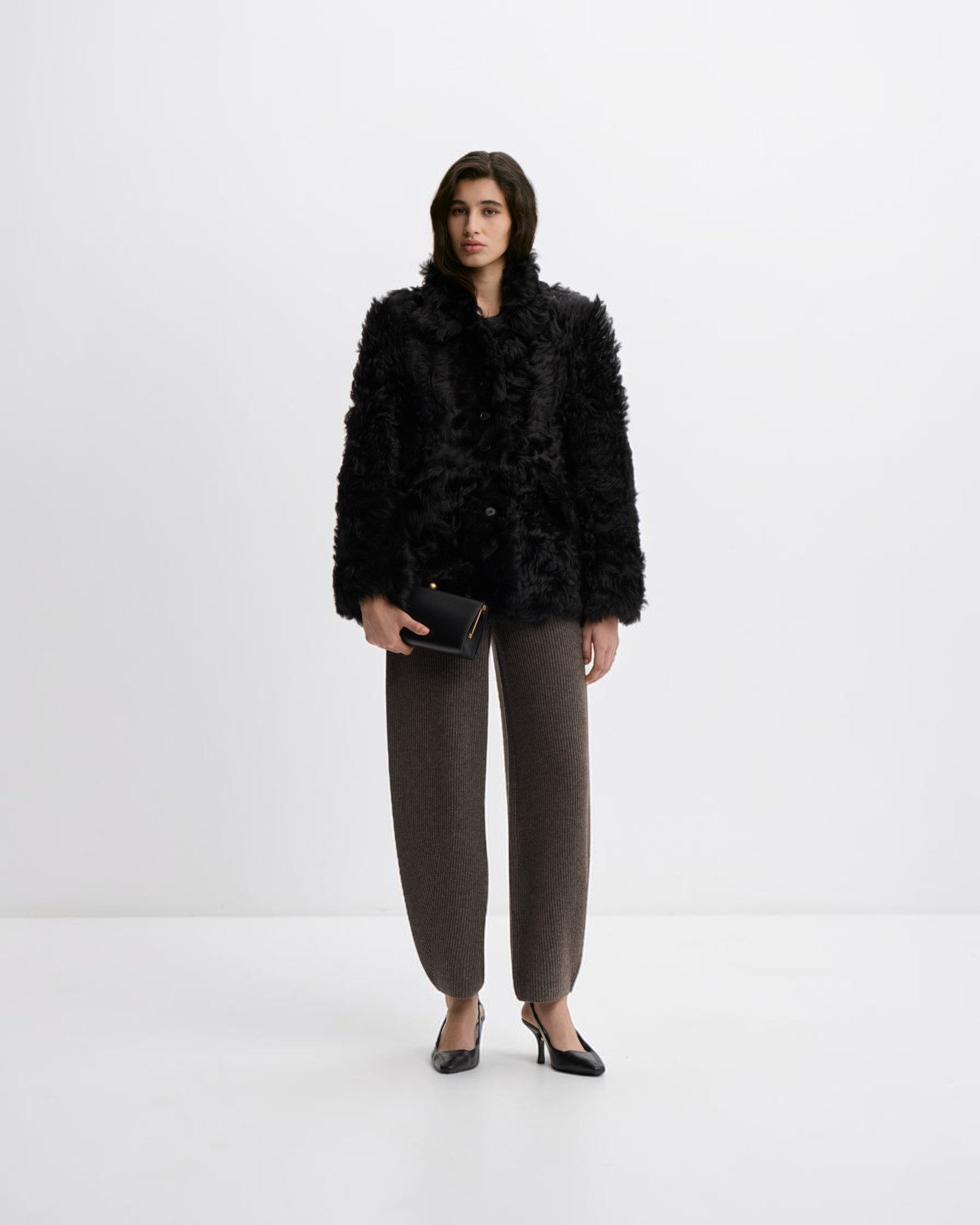 By Malene Birger Adeline Shearling-Jacke in Schwarz mit Shearling-Seite getragen