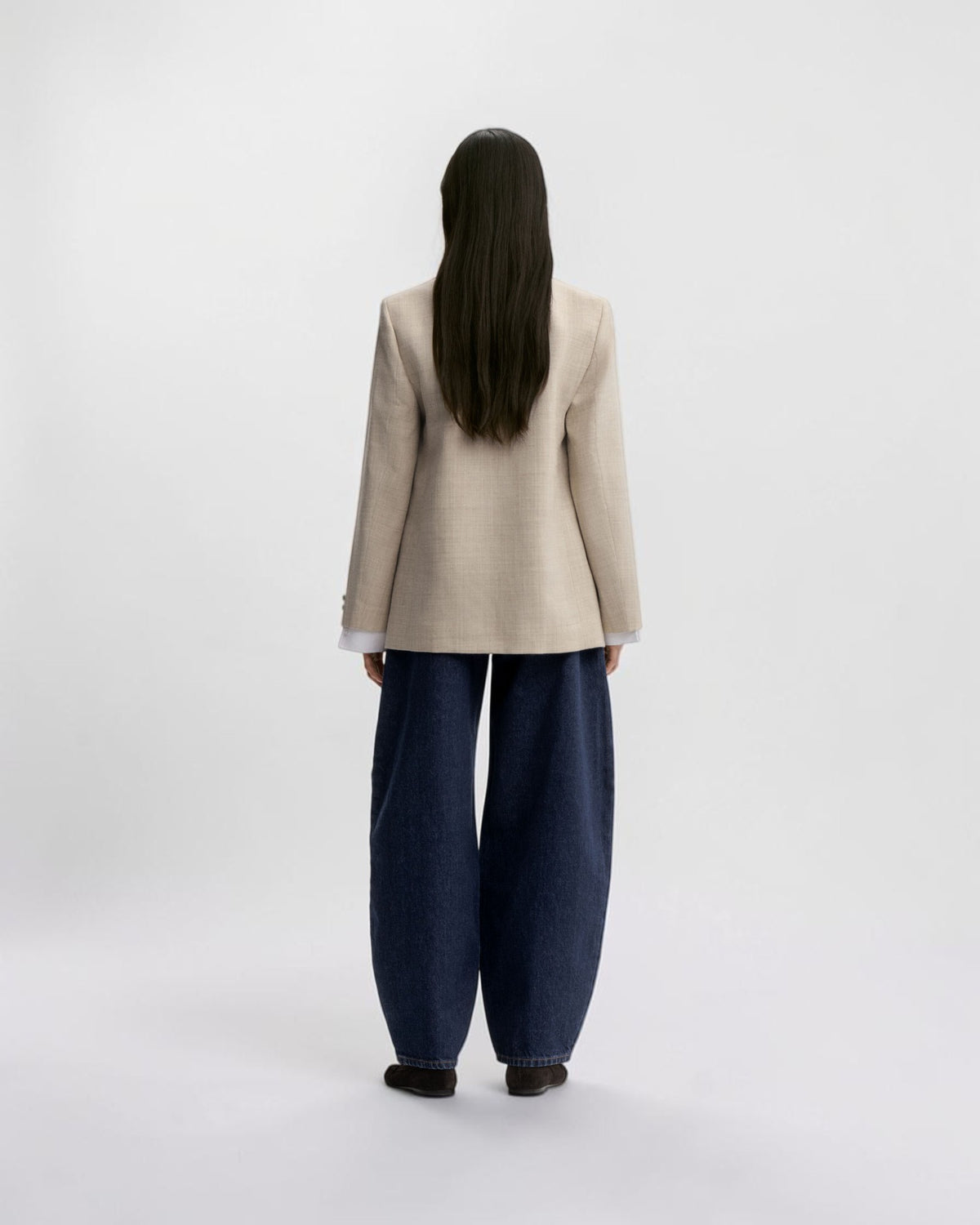 By Malene Birger Wollblazer in Graubraun Melange in der Rückansicht am Model