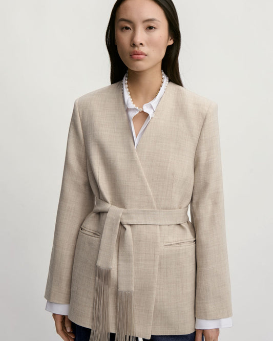 Kragenlose Front und gebundener Fransengürtel des By Malene Birger Blazers in Graubraun Melange am Model