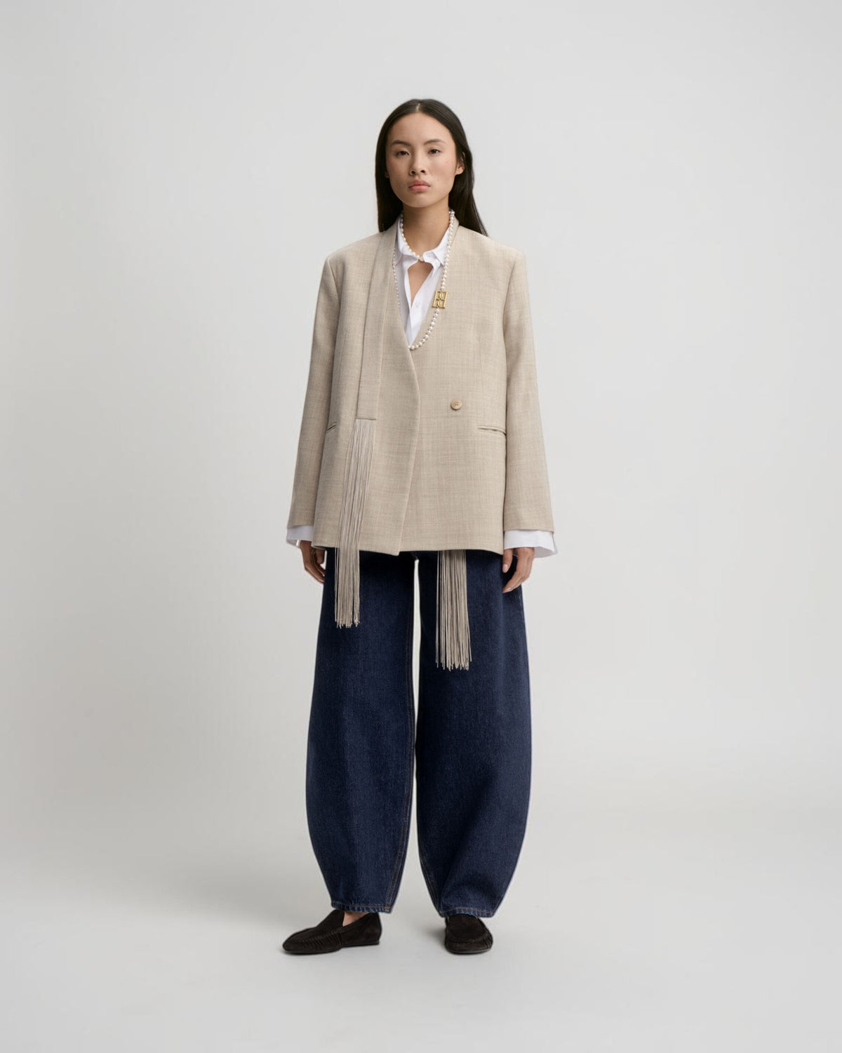 By Malene Birger Wollblazer in Graubraun Melange von vorne am Model mit ungebundenem Fransengürtel