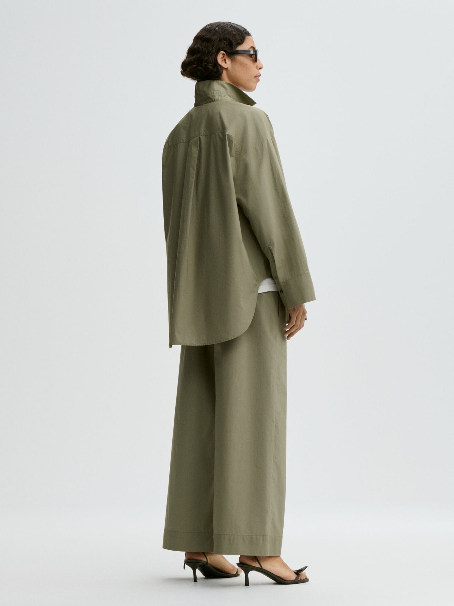 By Malene Birger Oversized Hemdbluse Deep Lichen Green von hinten getragen