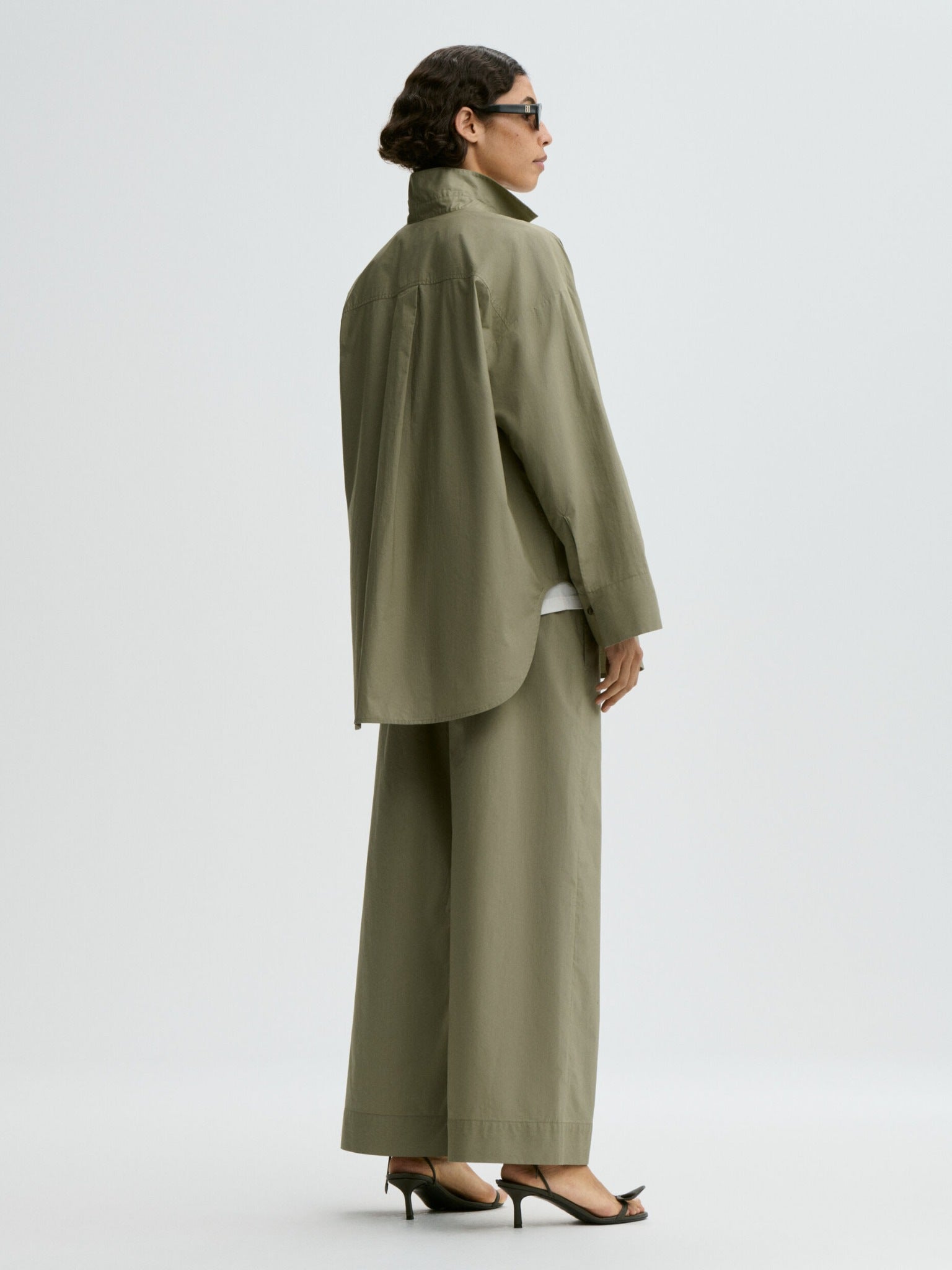 By Malene Birger Oversized Hemdbluse Deep Lichen Green von hinten getragen