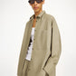 Detail der By Malene Birger Oversized Hemdbluse Deep Lichen Green im getragenen Styling
