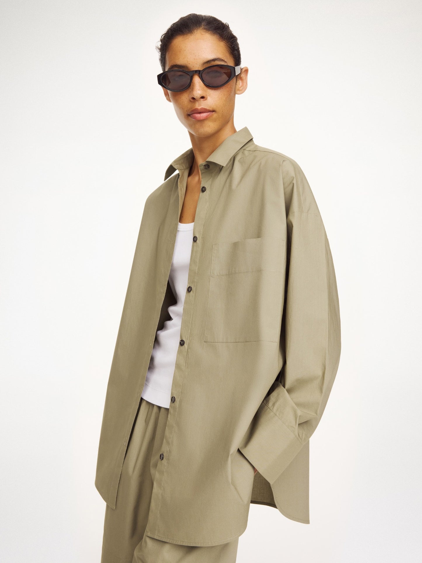 Detail der By Malene Birger Oversized Hemdbluse Deep Lichen Green im getragenen Styling