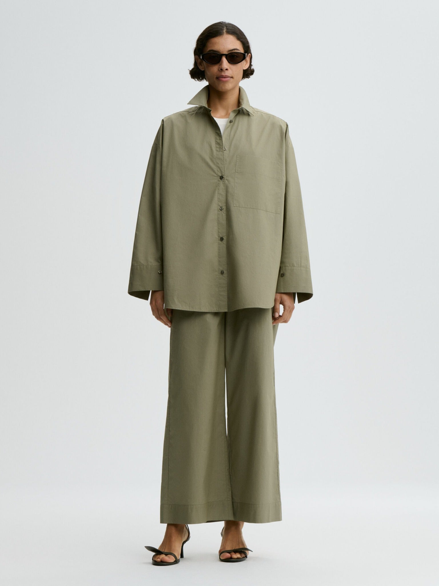 By Malene Birger Bluse Bio Baumwolle Lichen Green am Model vorne